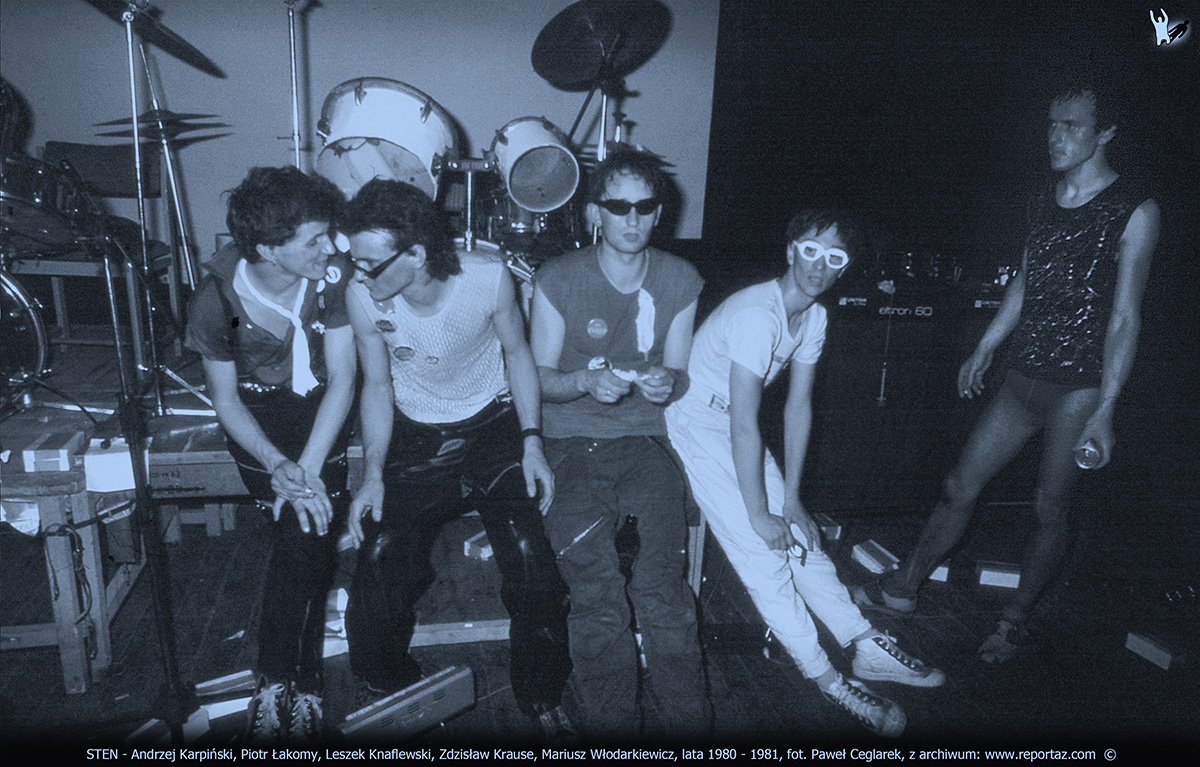 Jeden z pierwszych polskich zespołów punkrockowych Sten z Poznania w składzie: Andrzej Karpiński, Piotr Łakomy, Zdzisław Krause, Mariusz Włodarkiewicz i Leszek Knaflewski. Zespół na dwie perkusje.