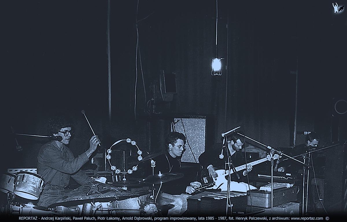 Zespół Reportaż koncert muzyki improwizowanej w klubie Zaścianek w Krakowie. Andrzej Karpiński, Paweł Paluch, Piotr Łakomy, Arnold Dąbrowski.