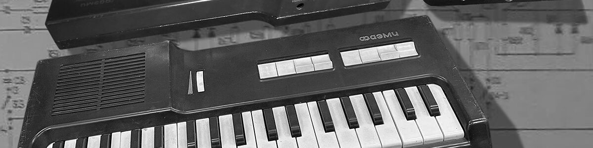 Keyboard, mini klawiatura Faemi 47x19 cm używana w zespołach SOC i Reportaż od 18.10.1981 r. przez Andrzeja Karpińskiego, Marzenę Karpińską, Jacka Hałasa.