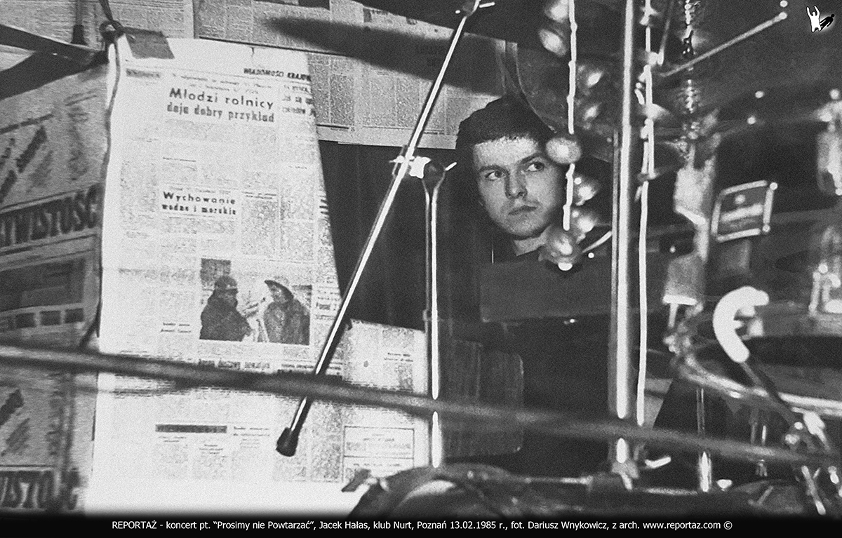 Koncert grupy, zespołu Reportaż pt. "Prosimy nie powtarzać" w klubie Nurt w Poznaniu przy ul. Dożynkowej 9 dnia 29 października 1986 roku.. Na zdjęciu Jacek Hałas