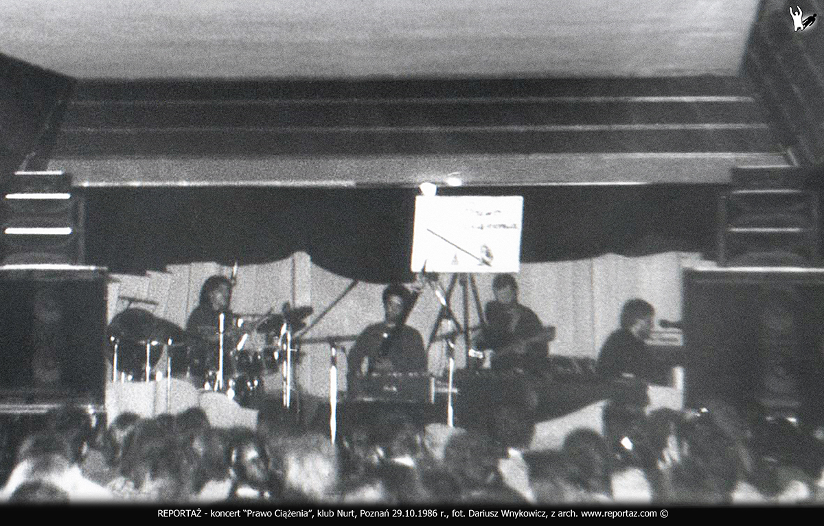 Koncert grupy, zespołu Reportaż pt. "Prawo Ciążenia" w klubie Nurt w Poznaniu przy ul. Dożynkowej 9 dnia 29 października 1986 roku. Wykonawcy: Andrzej Karpiński, Piotr Łakomy, Arnold Dąbrowski, Paweł Paluch. Foto Dariusz Wnykowicz.
