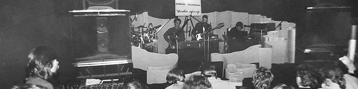 Koncert grupy, zespołu Reportaż pt. "Prawo Ciążenia" w klubie Nurt w Poznaniu przy ul. Dożynkowej 9 dnia 29 października 1986 roku. Wykonawcy: Andrzej Karpiński, Piotr Łakomy, Arnold Dąbrowski, Paweł Paluch. Nagłośnienie Janusz Siemienas.