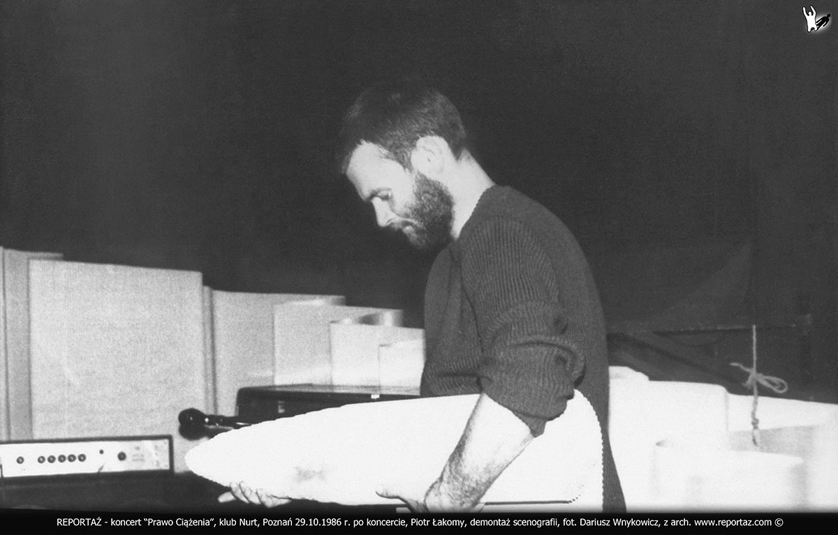 Koncert grupy, zespołu Reportaż pt. "Prawo Ciążenia" w klubie Nurt w Poznaniu przy ul. Dożynkowej 9 dnia 29 października 1986 roku. Piotr Łakomy demontaż scenografii.
