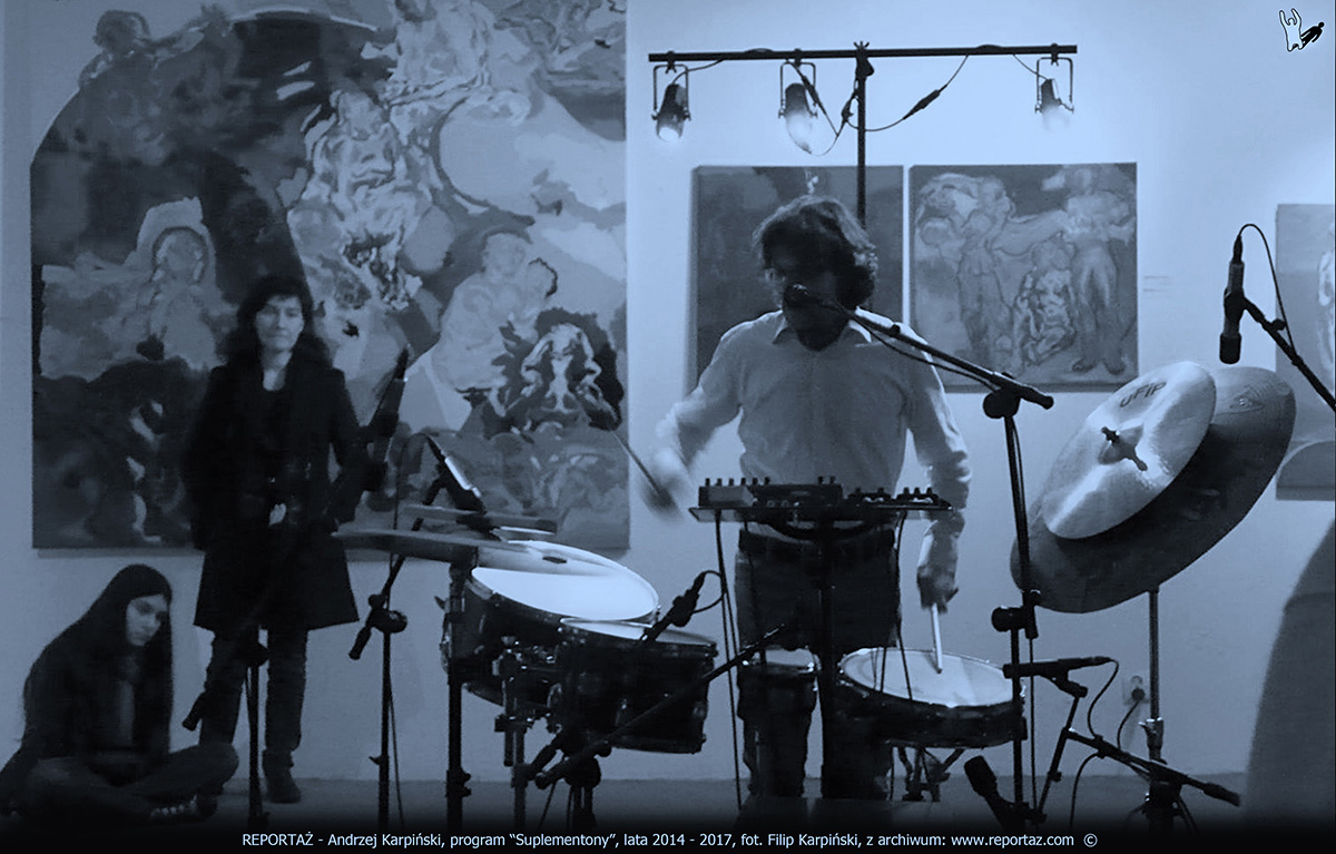 Recital Andrzeja Karpińskiego pt. "Suplementony" wykonany w galerii Rozruch w Poznaniu w ramach otwarcia wystawy Poza Poznaniem Panta Rhei
