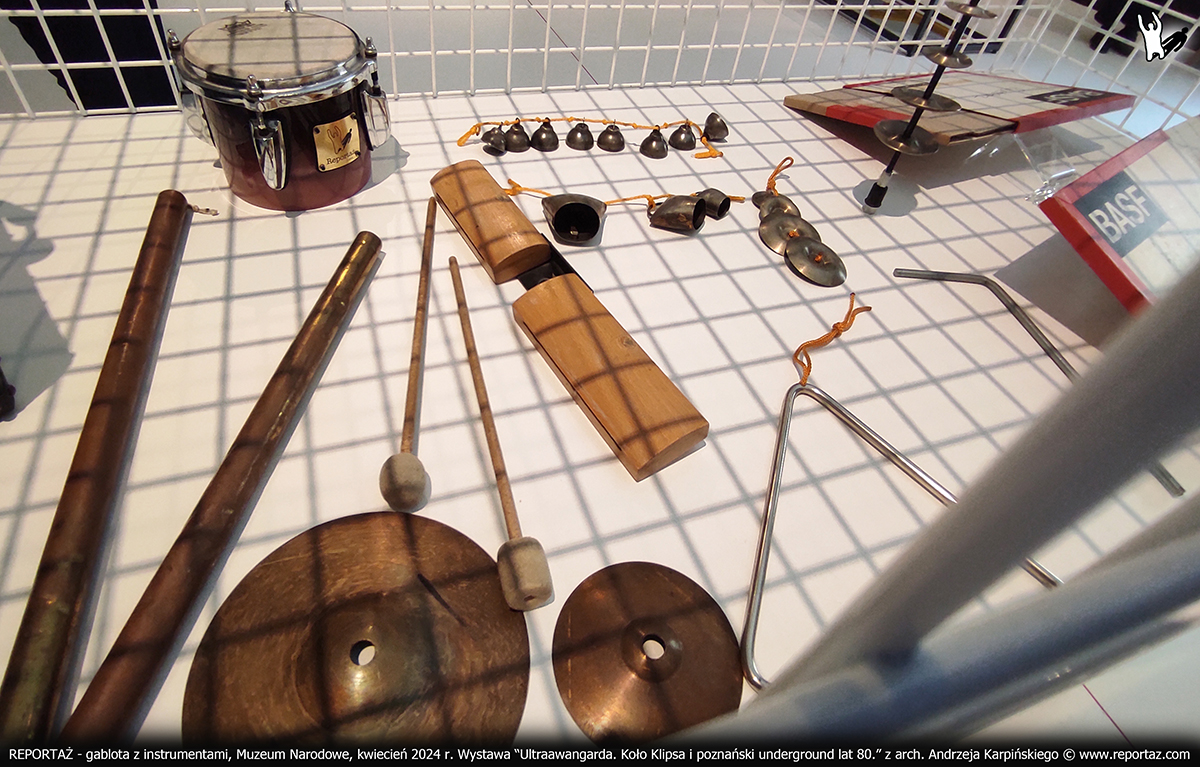 Zespół Reportaż, gablota z instrumentami, triangiel, bongos, cow bell, dzwonki, wystawa Ultraawangarda Muzeum Narodowe Poznań 2024
