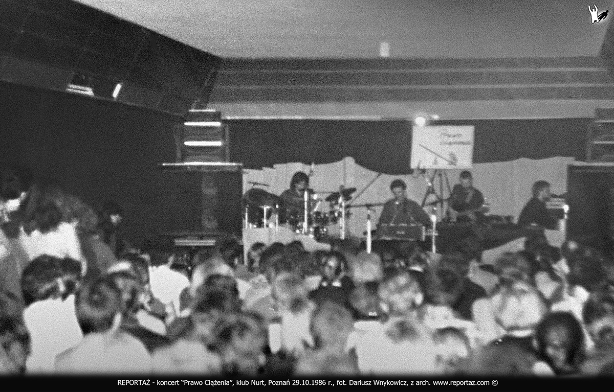 Koncert grupy, zespołu Reportaż pt. "Prawo Ciążenia" w klubie Nurt w Poznaniu przy ul. Dożynkowej 9 dnia 29 października 1986 roku. Wykonawcy: Andrzej Karpiński, Piotr Łakomy, Arnold Dąbrowski, Paweł Paluch. Nagłośnieie Janusz Siemienas, zdjęcie Dariusz Wnykowicz.